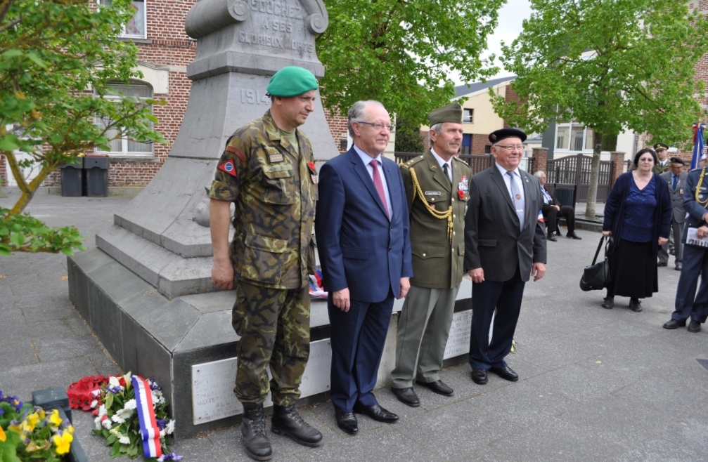 Souchez, pietní akt u památníku na náměstí-237